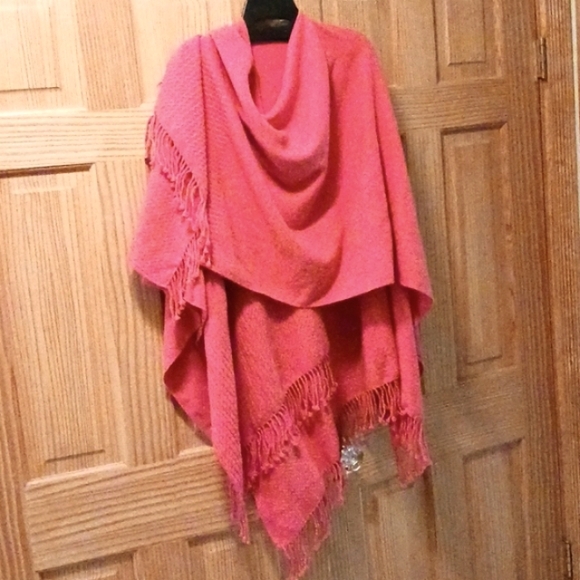 *SOLD* Travel Wrap, Cozy, Classy - Picture 1 of 8